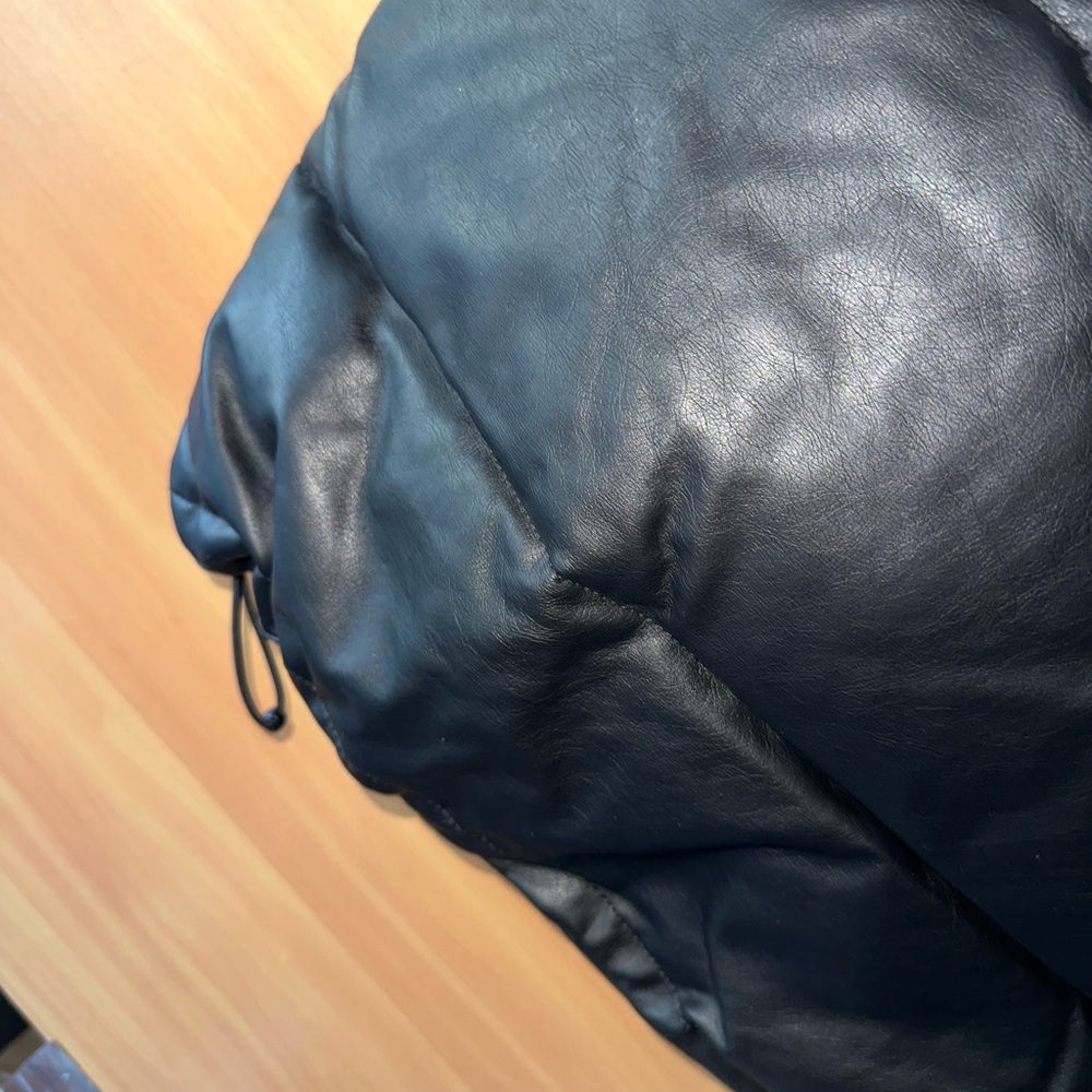 Hollister Black Puffer Vest - Picture 5 of 6